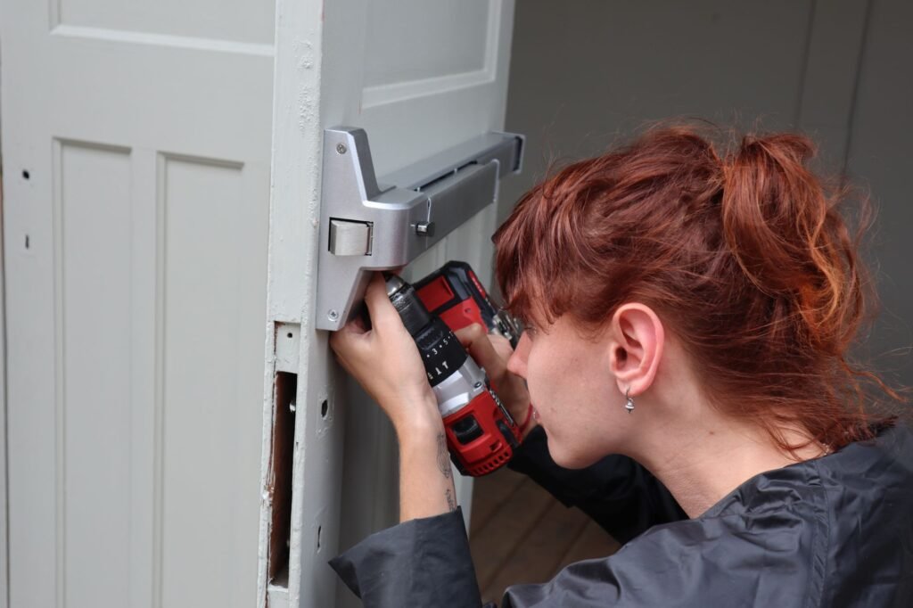Fitting a lock plate into the edge of a door with a cordless drill