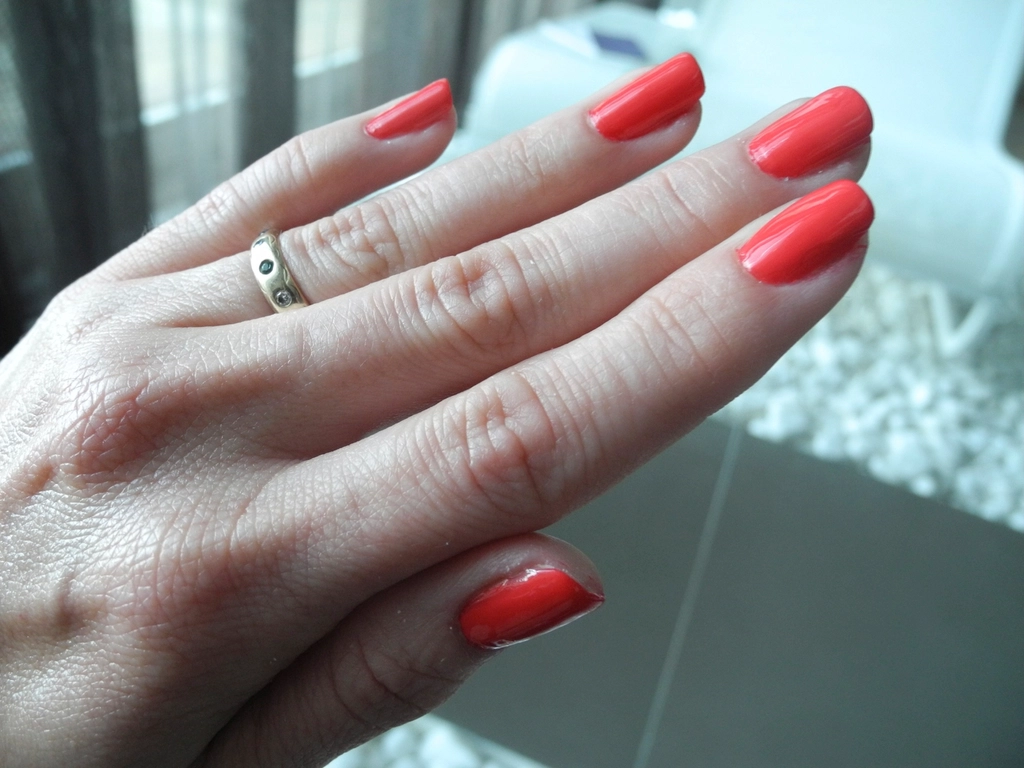 Painting fingernails with polish